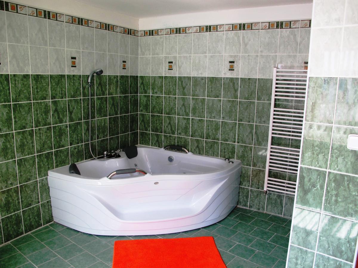 Hotel U Lisky Hostka  Екстериор снимка